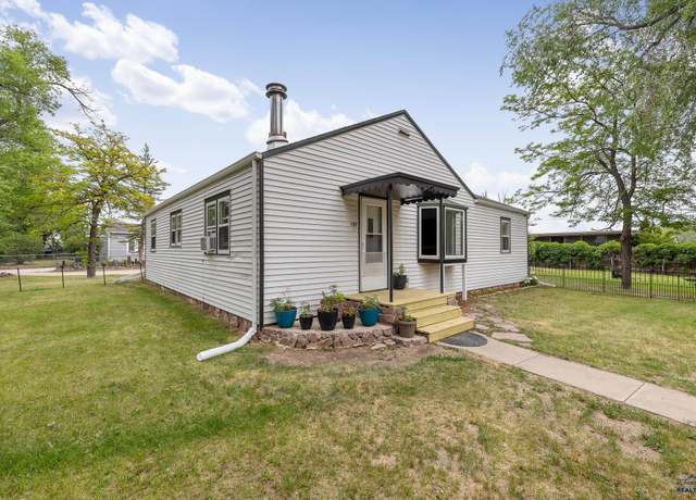 Property at 102 E Madison St, Rapid City, SD 57001, 3 beds, 1 bath