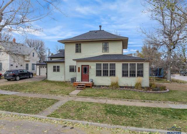 Property at 920 6th Ave, Belle Fourche, SD 57717, 4 beds, 2 baths