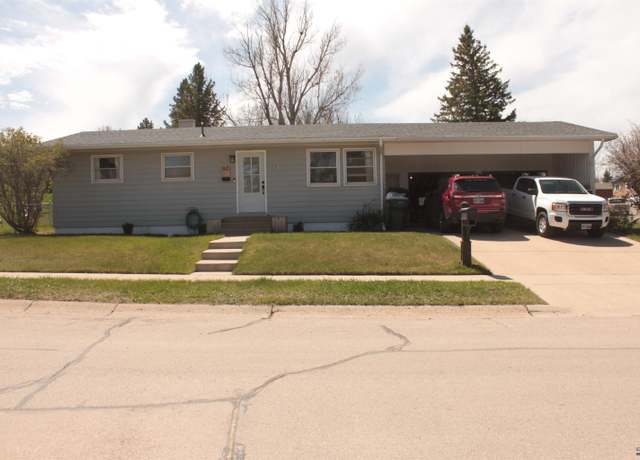 Property at 800 Stanley St, Belle Fourche, SD 57717, 5 beds, 2 baths