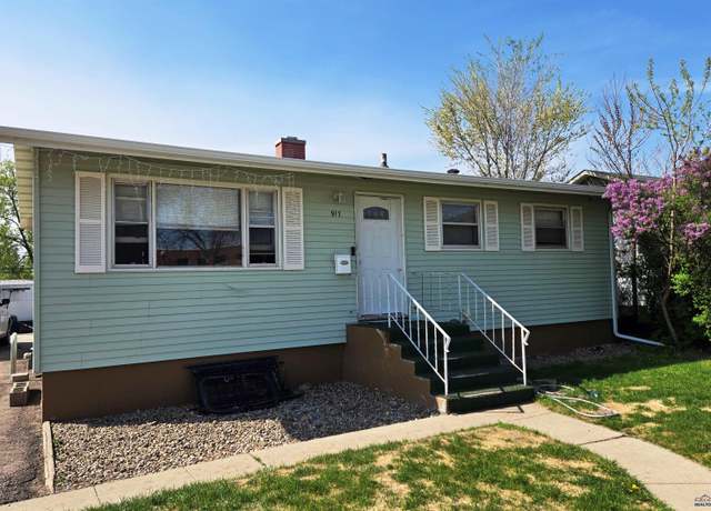 Property at 917 Anamosa St, Rapid City, SD 57701, 4 beds, 2 baths