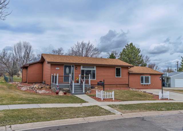 Property at 2030 12th Ave, Belle Fourche, SD 57717, 4 beds, 3 baths