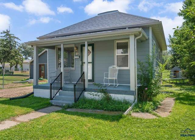 Property at 822 Lawrence St, Belle Fourche, SD 57717, 3 beds, 2 baths