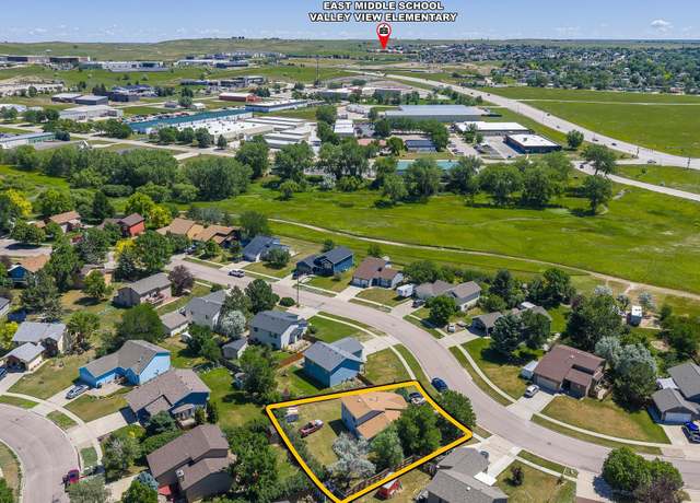 Property at 1621 Copperfield Dr, Rapid City, SD 57703, 3 beds, 2 baths