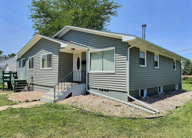 Property at 1111 Kingsbury St, Belle Fourche, SD 57717, 5 beds, 3 baths