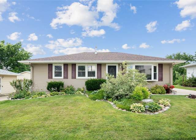Property at 918 29th St NW, Cedar Rapids, IA 52405, 2 beds, 2 baths