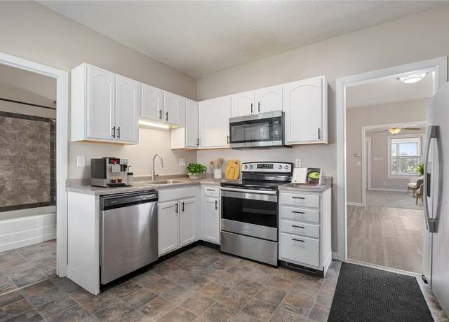 Property at 914 6th St SW, Cedar Rapids, IA 52404, 4 beds, 1.5 baths