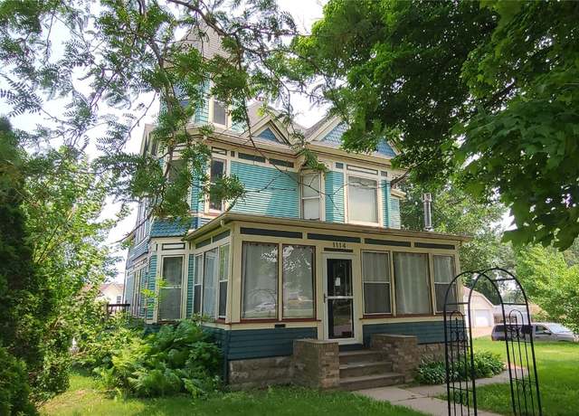 Property at 1114 2nd Ave, Vinton, IA 52349, 4 beds, 2.5 baths
