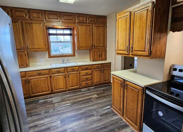 Property at 515 4th St E, Vinton, IA 52349, 3 beds, 1.5 baths