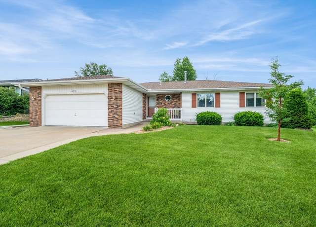 Property at 1595 17th Ave, Marion, IA 52302, 4 beds, 3 baths