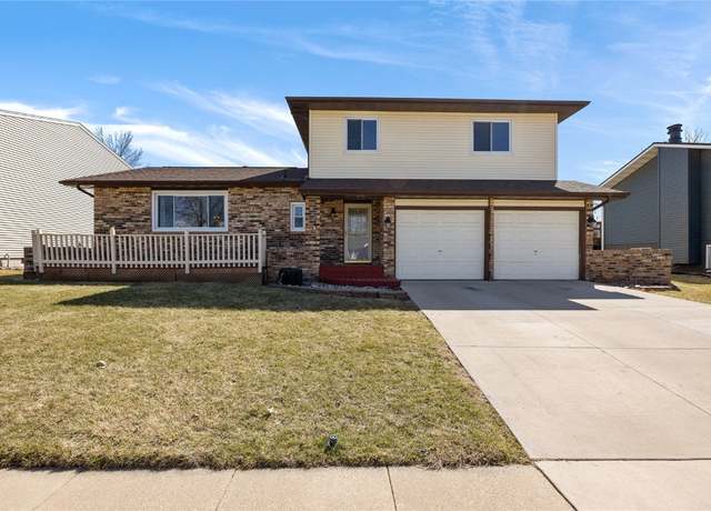 Property at 2451 28th Ave, Marion, IA 52302, 3 beds, 2.5 baths