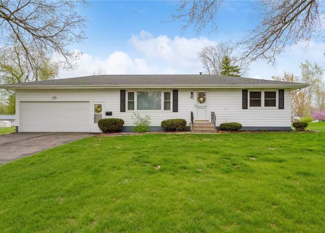 Property at 913 E 2nd St St, Vinton, IA 52349, 2 beds, 2 baths