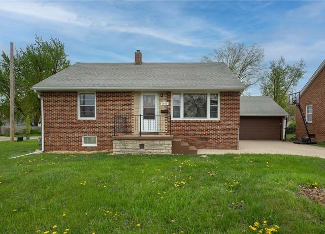 Property at 3841 Lennox Ave NE, Cedar Rapids, IA 52402, 2 beds, 1.5 baths