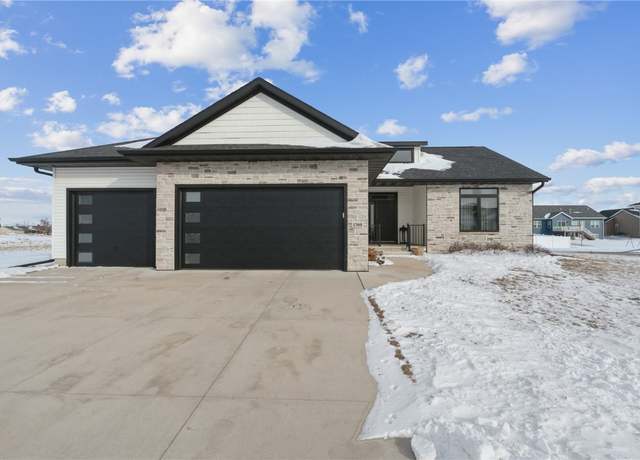 Property at 1300 Tramore Rd, Marion, IA 52302, 4 beds, 3 baths
