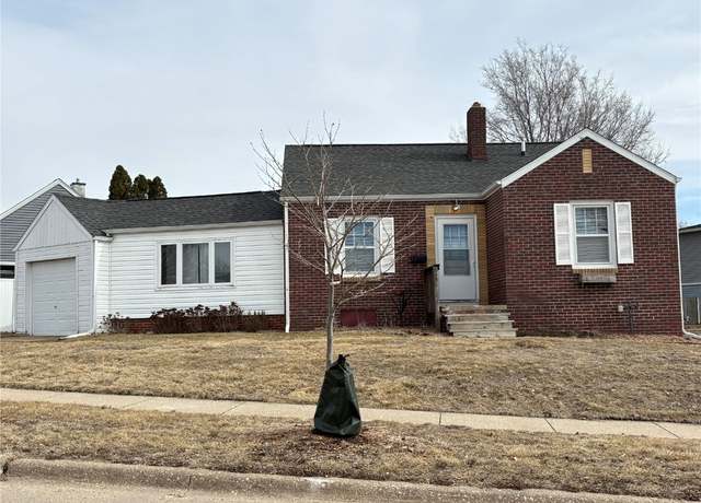 Property at 3801 Hart Ct NE, Cedar Rapids, IA 52402, 3 beds, 1.5 baths