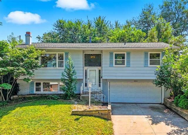 Property at 2041 Birchwood Dr NE, Cedar Rapids, IA 52402, 3 beds, 2.5 baths