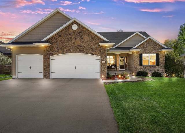 Property at 208 Willowood Dr Dr, Hiawatha, IA 52233, 5 beds, 3.5 baths