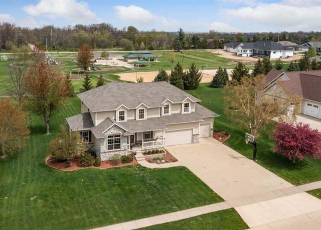 Property at 525 Chestnut Dr, Robins, IA 52328, 5 beds, 4 baths