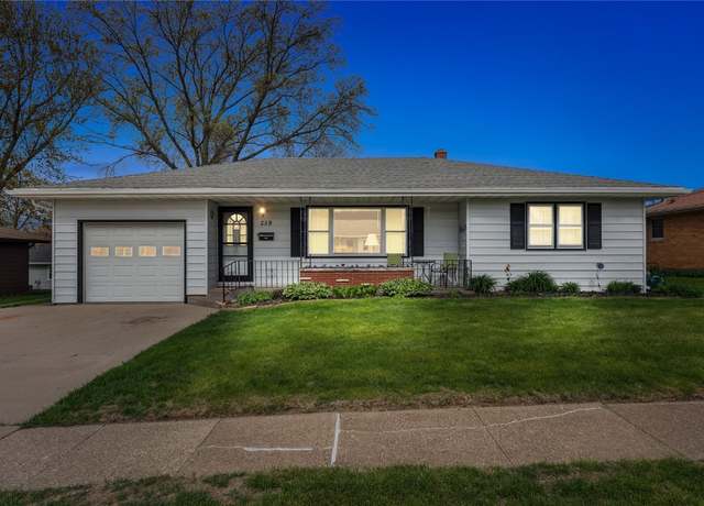 Property at 259 Princeton Pl, Dubuque, IA 52001, 3 beds, 2 baths