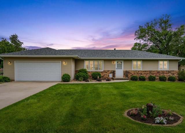Property at 989 Arica Ave, Marion, IA 52302, 5 beds, 2 baths