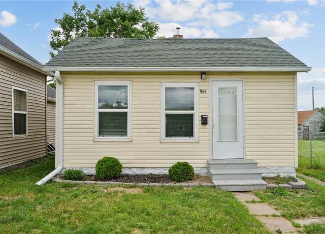 Property at 944 L St St SW, Cedar Rapids, IA 52404, 2 beds, 1 bath