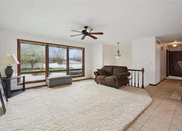 Property at 40 11th Ave, Hiawatha, IA 52233, 4 beds, 2 baths