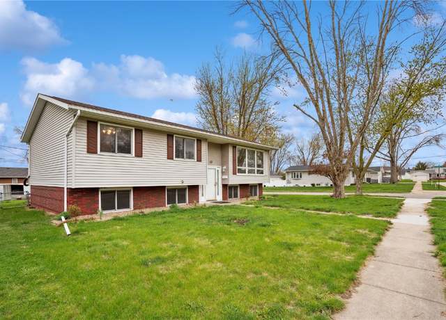 Property at 40 11th Ave, Hiawatha, IA 52233, 4 beds, 2 baths