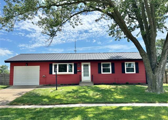 Property at 1125 W 10th Ave, Marion, IA 52302, 3 beds, 1 bath