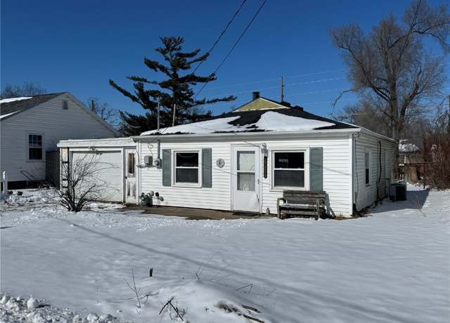 Property at 6404 Parkview Ave SE, Cedar Rapids, IA 52403, 2 beds, 1 bath