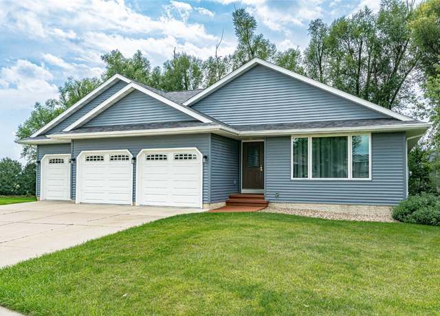 Property at 811 Valley Ct, Center Point, IA 52213, 4 beds, 3 baths
