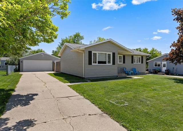 Property at 2985 4th St St, Marion, IA 52302, 3 beds, 1.5 baths