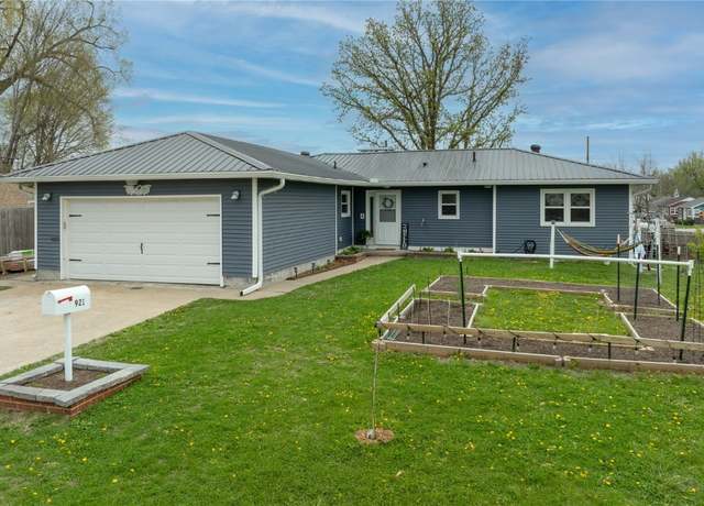 Property at 921 36th St NE, Cedar Rapids, IA 52402, 5 beds, 2 baths