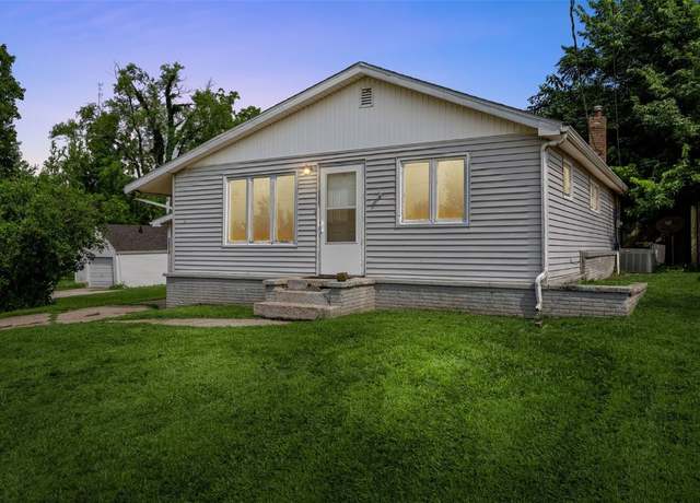 Property at 2034 Sylvia Ave NE, Cedar Rapids, IA 52402, 2 beds, 1 bath