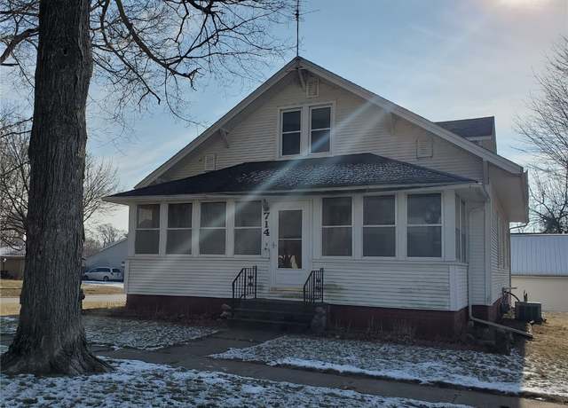 Property at 714 E 5th St, Vinton, IA 52349, 4 beds, 2 baths