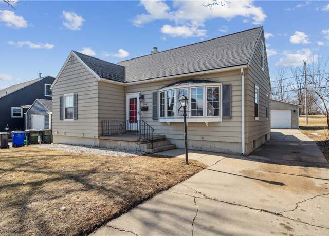Property at 344 19th St NW, Cedar Rapids, IA 52405, 4 beds, 2 baths