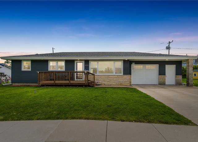 Property at 3423 Vera Ct NW, Cedar Rapids, IA 52405, 3 beds, 2 baths