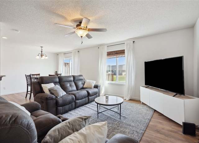 Property at 1021 Acacia Dr NE, Cedar Rapids, IA 52402, 2 beds, 1.5 baths