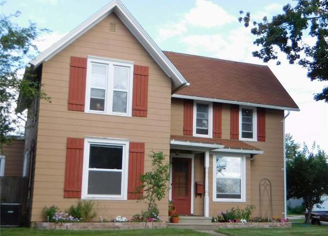 Property at 1201 14th St, Marion, IA 52302, 4 beds, 2 baths