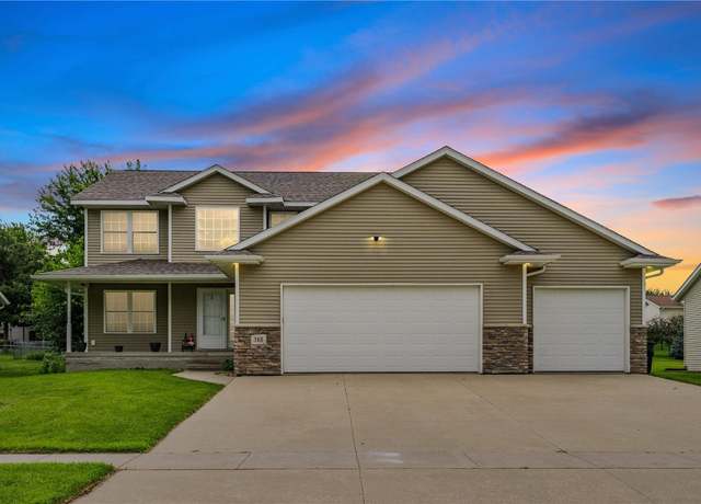 Property at 318 Crestview Dr, Center Point, IA 52213, 4 beds, 3.5 baths