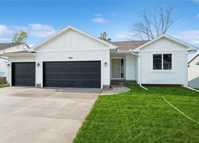 Property at 1919 Holly Meadow Ave SW, Cedar Rapids, IA 52404, 3 beds, 2 baths