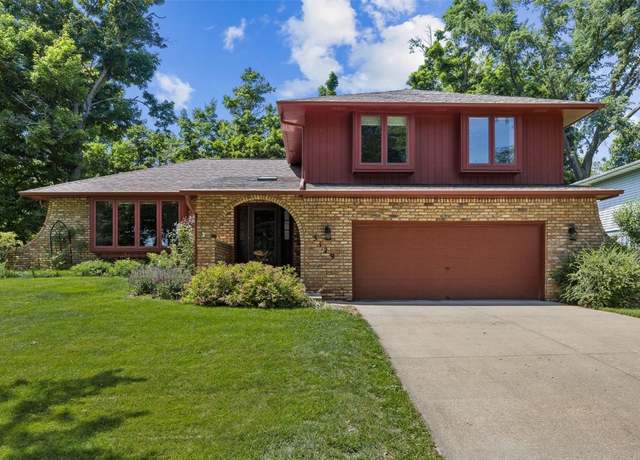 Property at 3129 Adirondack Dr NE, Cedar Rapids, IA 52402, 3 beds, 2.5 baths