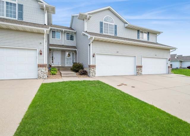 Property at 6221 Muirfield Dr SW, Cedar Rapids, IA 52404, 3 beds, 2.5 baths