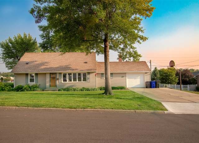 Property at 3849 Vine Ave SE, Cedar Rapids, IA 52403, 3 beds, 3 baths