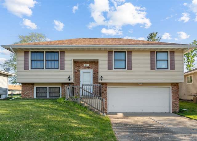 Property at 804 Arrowhead Ln NE, Cedar Rapids, IA 52402, 3 beds, 2 baths