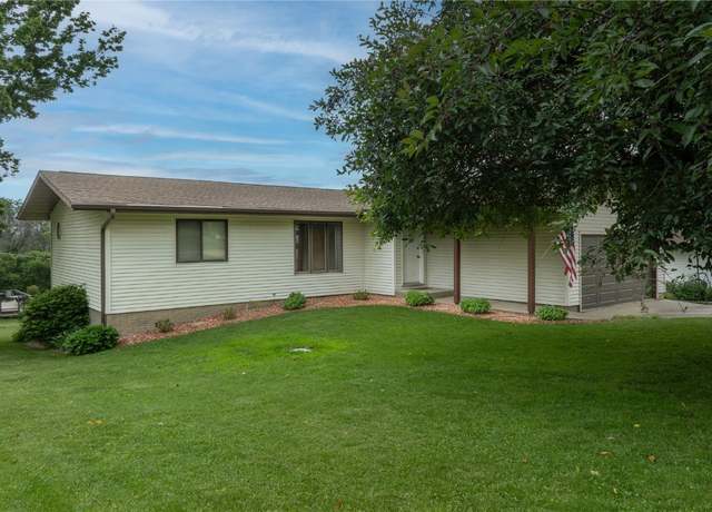 Property at 109 Oreole Dr NE, Solon, IA 52333, 4 beds, 2.5 baths