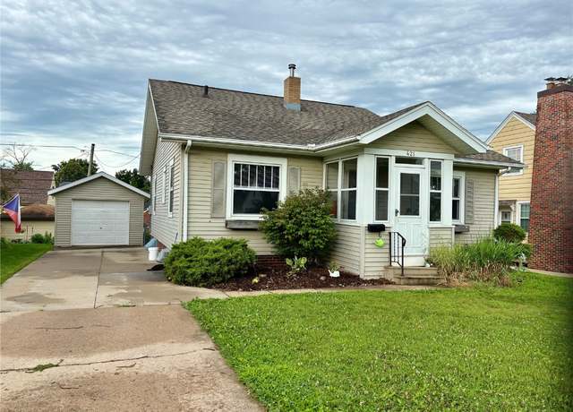 Property at 421 Dunreath Dr NE, Cedar Rapids, IA 52402, 2 beds, 1 bath