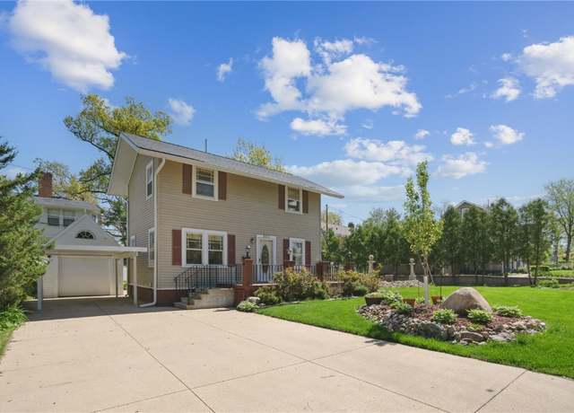 Property at 350 Woodland Dr SE, Cedar Rapids, IA 52403, 2 beds, 2 baths