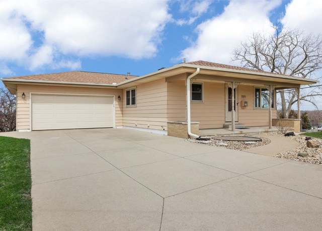 Property at 2819 Southland St SW, Cedar Rapids, IA 52404, 3 beds, 2.5 baths