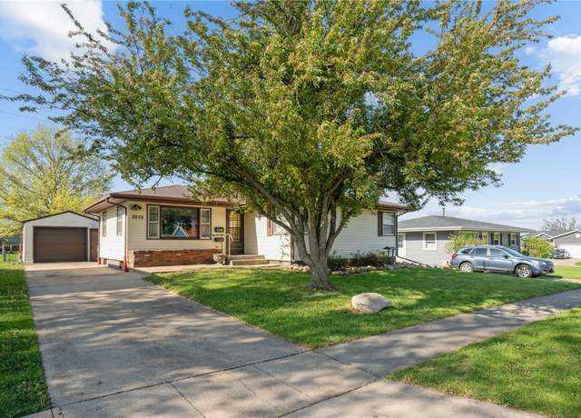 Property at 2235 1st Ave, Marion, IA 52302, 3 beds, 2 baths