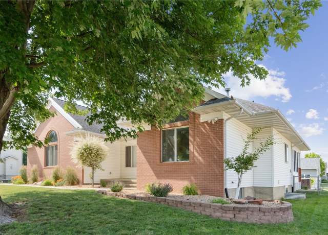 Property at 310 34th Ave, Marion, IA 52302, 5 beds, 3 baths