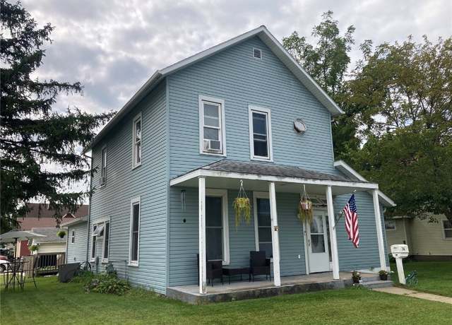 Property at 314 E 4th St, Vinton, IA 52349, 4 beds, 2 baths